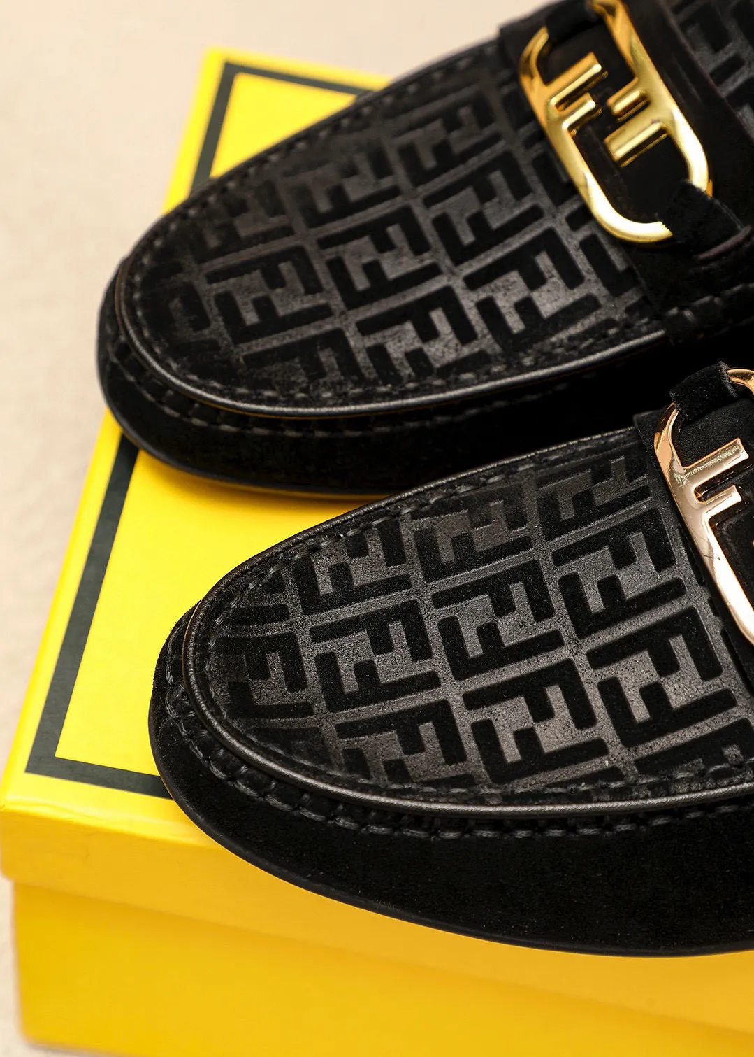 Men's shoes 💰380 💐 Product trademark: FENDI [Fendi] Doudou shoes Regular size: 38-44 (45🉑️customized) Product materials: Selected imported first-layer frosted cowhide embossed upper + luxury hardware buckle, imported pig lining. Strong three-dimensional visual effect, rubber outsole Color: 1⃣️color optional